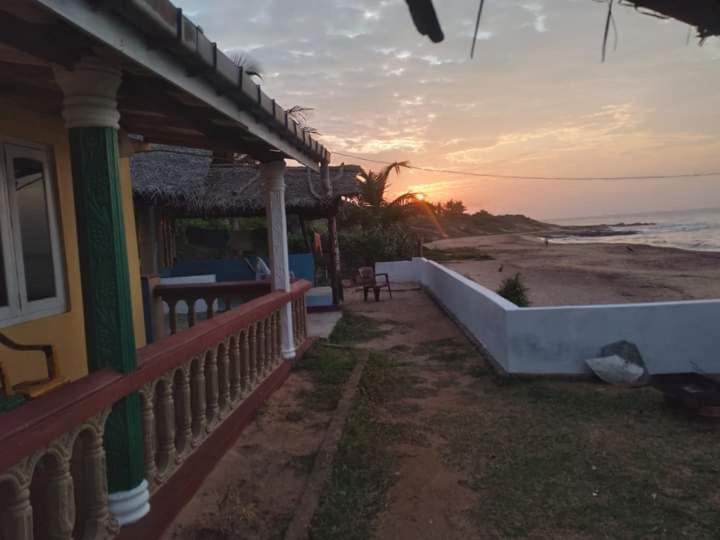 Happy Beach Guest House Хамбантота Екстер'єр фото